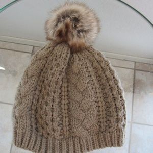 GAP chunky knit tan hat with faux fur pom pom